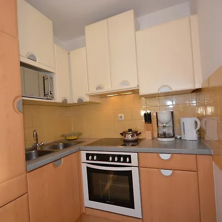 Apartment Low Budget Areit Lozano By Ged Zell am See